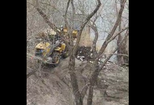 Павлодарцы сняли на видео, как неизвестные выбрасывают строительный мусор в Иртыш