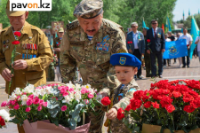 9 Мая тысячи павлодарцев пришли к Вечному огню (фото)