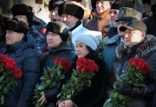 Павлодарцы принесли цветы к Мемориалу жертв политических репрессий