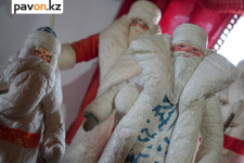 Павлодарцам покажут уникальную коллекцию ватных Дедов Морозов (фото)