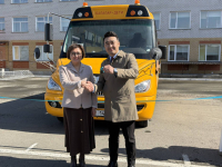 Школьникам из села Жетекши подарили новый автобус