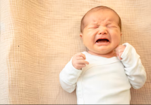 В Аксу полицейские обнаружили в одной из социальных квартир 10-месячного младенца без документов