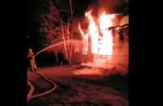 Подробности пожара на территории монастыря в селе Павлодарском сообщили спасатели