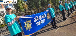 Павлодарские школьники напомнили водителям о безопасности на дорогах