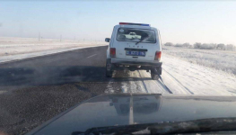 Второй раз за неделю полицейские Прииртышья спасают на загородных трассах водителей сломавшихся авто