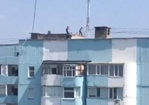 Полицейские раскритиковали автора видео с гуляющими по крыше детьми в Павлодаре