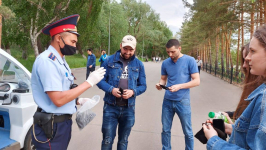 Полторы тысячи масок раздали павлодарские полицейские прохожим