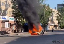 BMW полностью выгорела на дороге в Павлодаре