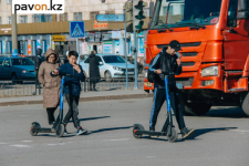 Павлодарцы на электросамокате докатились до штрафа