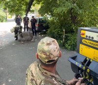 Блоки, которые мешали проезду во дворы, демонтировали в Павлодаре