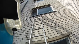 В Павлодаре и Аксу спасатели освободили детей, которые случайно заперлись в квартирах