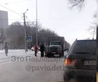 В Павлодаре на пешеходном переходе грузовик наехал на женщину