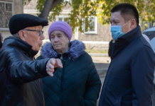 Асаин Байханов посетил пятиэтажку, жильцы которой жаловались на некачественный капремонт по госпрограмме