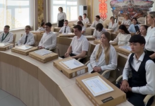 В Павлодаре одаренным школьникам вручили ноутбуки