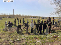 Сотни павлодарцев вышли на уборку несанкционированной свалки в черте Павлодара