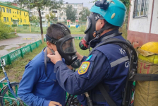 В Экибастузе едкий химический запах заставил подростков закрыться на балконе
