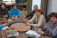 Йога, танцы и шахматы: где павлодарские пенсионеры обретают вторую молодость