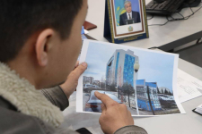 Павлодарец пожаловался депутату на то, что возле Дома инвесторов часть тротуара забрали под парковку