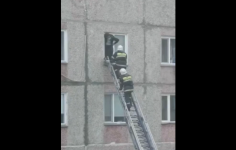 В Аксу пьяный мужчина с ножом угрожал выпрыгнуть из окна многоэтажки