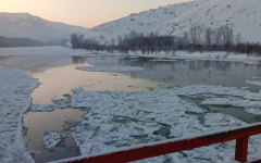 Масляное пятно на реке Иртыш: есть опасность для питьевой воды