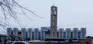 Ожесточенную драку устроили двое парней на привокзальной площади в Павлодаре