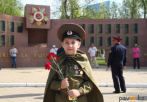 Во дворах Павлодара для ветеранов Великой Отечественной войны поют военные песни