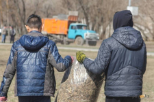 4 тысячи тонн мусора вывезли с улиц Павлодара после первого субботника